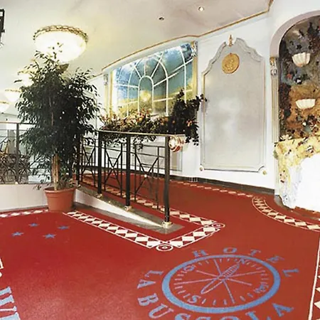 La Bussola Hotell 3*